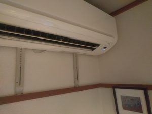 白い中古エアコンの写真