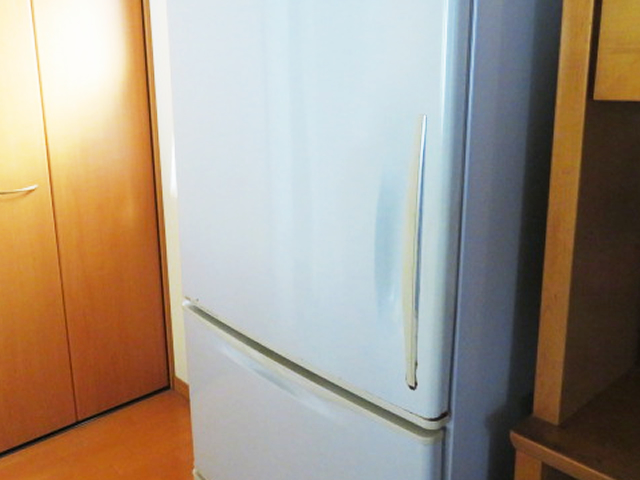 リサイクルに出される中古の冷蔵庫